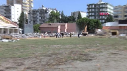 ADANA'NIN FUTBOL EMEKTARLARI, YIKIMI SÜREN 5 OCAK STADI'NI SON KEZ GEZDİ