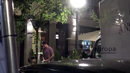 Luis Medina junto a una amiga cenando en una terraza