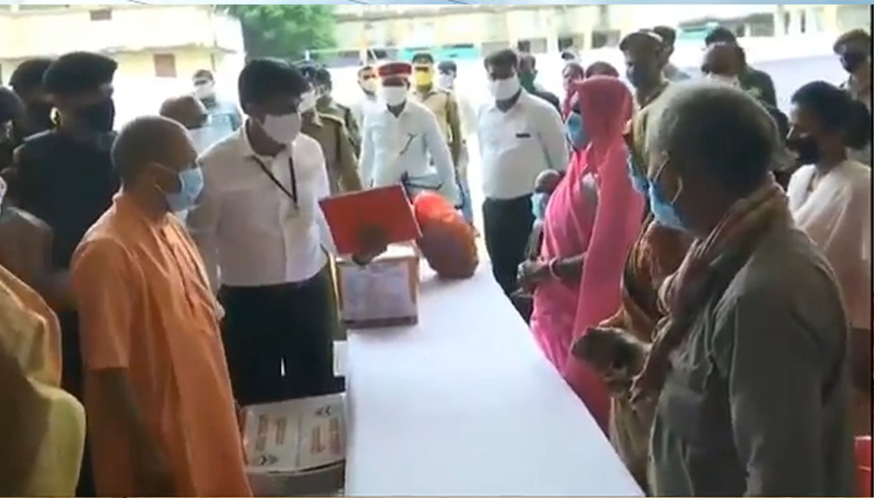 बाढ़ ग्रस्त क्षेत्रों का दौरा करने गाजीपुर पहुंचे  योगी,182 परिवारों में राहत सामग्री का किया वितरण