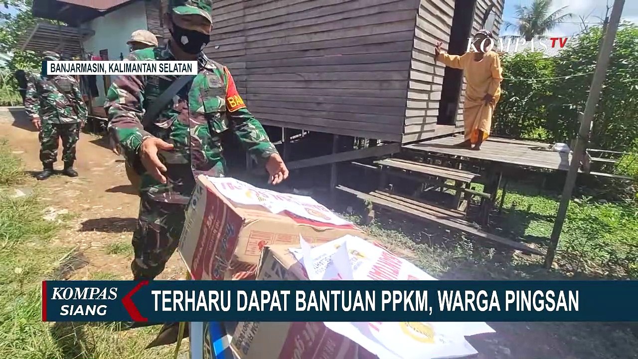 Warga Menangis Hingga Pingsan Saat Terima Paket Bansos