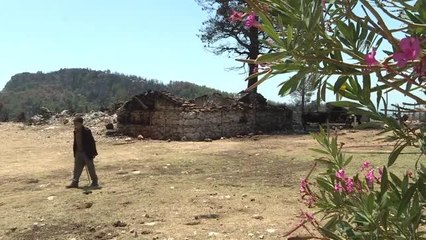 Hayvanlarının yanarak telef olmasının acısını yaşayan çoban, hasar gören evini terk etmiyor