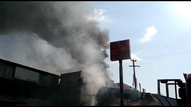 Oto bakım servisinde çıkan yangında 2 kişi dumandan etkilendi