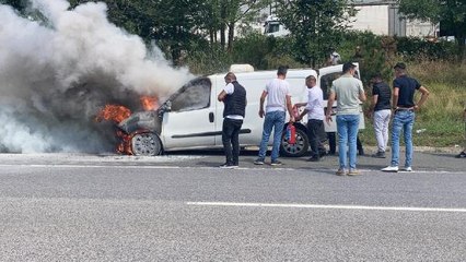 SÖNDÜRME TÜPLERİYLE MÜDAHALE YETMEDİ, ARAÇ ALEV ALEV YANDI