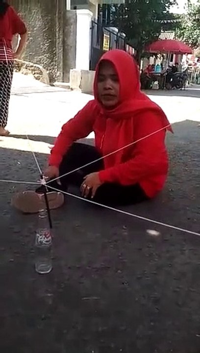 Lomba Agustusan Memasukan Paku Kedalam Botol Oleh Tim