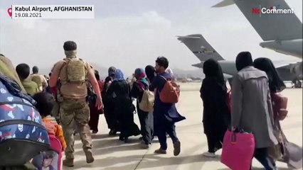 Afganistan: Ülkeden çıkmaya çalışanlar Fransız büyükelçiliğine akın etti