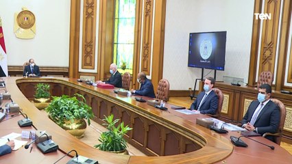 الرئيس يطلع على عرض لأحدث التقنيات الهندسية والإنشائية لبناء الموانئ البحرية