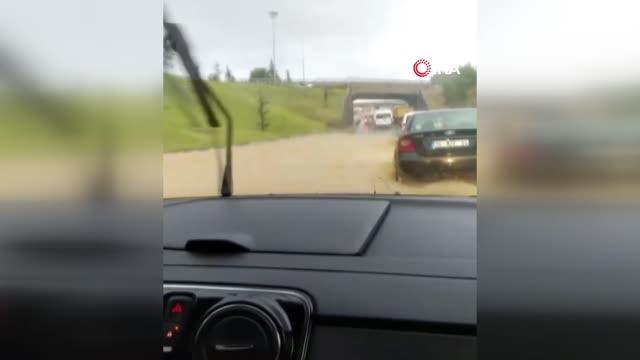 10 dakika süren kuvvetli sağanak yolları göle çevirdi