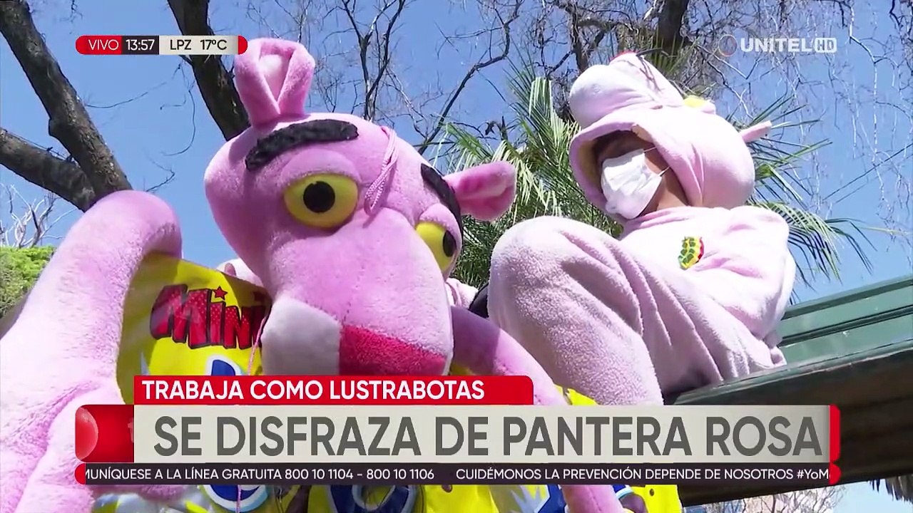 Se disfraza de Pantera Rosa, lustra zapatos y vende dulces para salir adelante