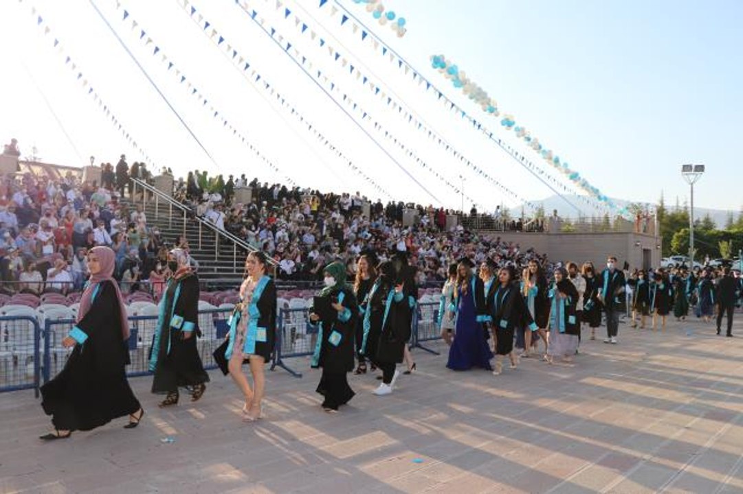 Niğde Ömer Halisdemir Üniversitesi öğrencileri mezuniyet heyecanı yaşadı
