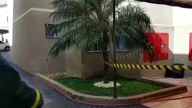 Bombeiros combatem incêndio em apartamento localizado no Centro