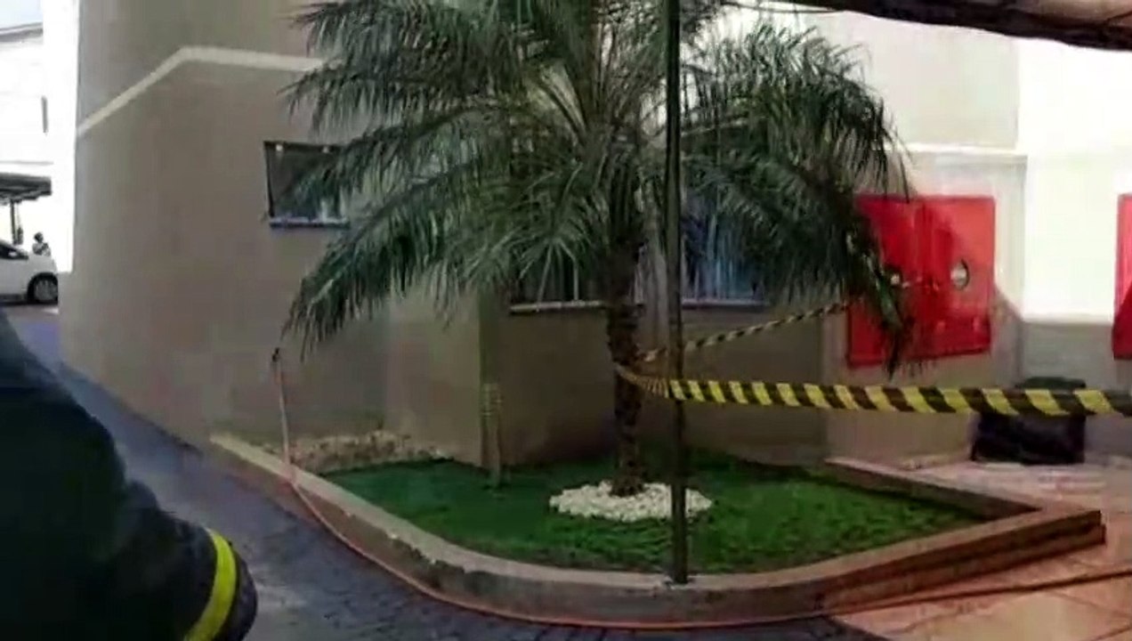Bombeiros combatem incêndio em apartamento localizado no Centro