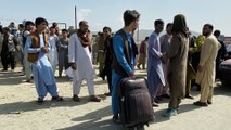 مئات الأفغان يتجمعون أمام السفارات الأجنبية أملا في الهجرة