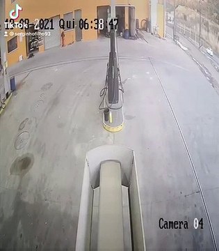 Micro-ônibus com trabalhadores tomba entre SP e MG