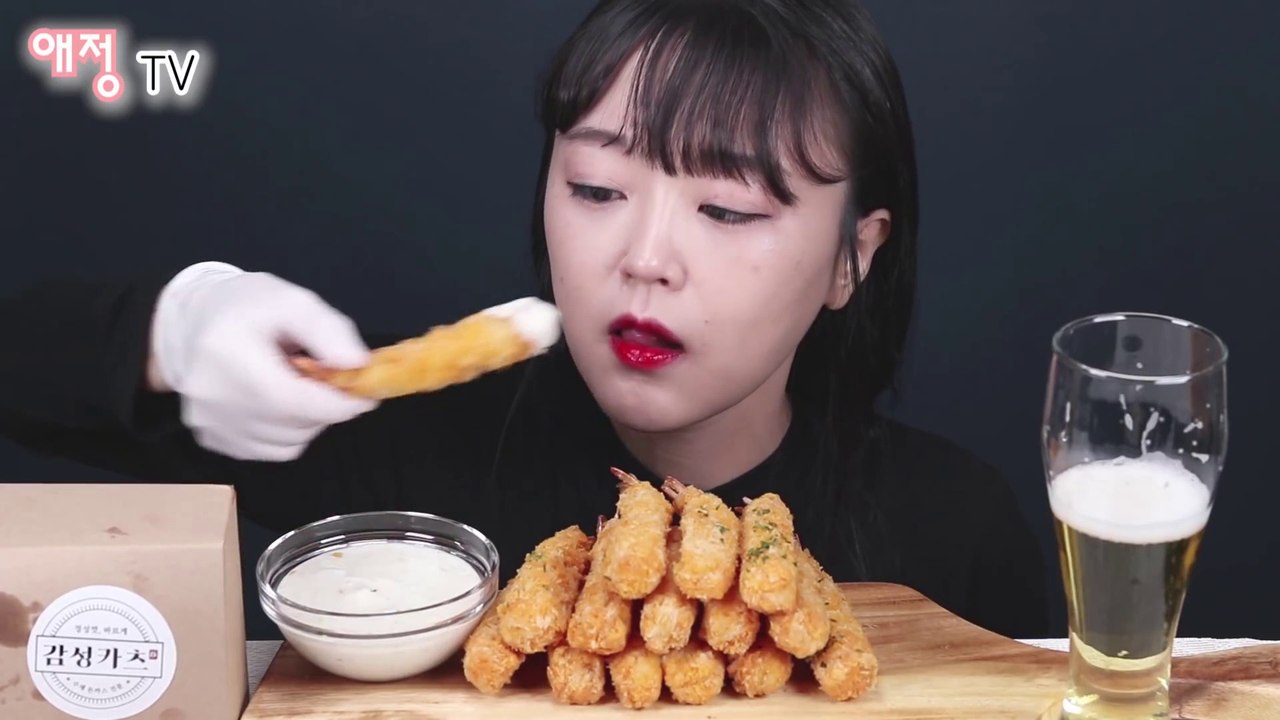 KOREAN GIRL EATING FRIED SHRIMP WITH BEER