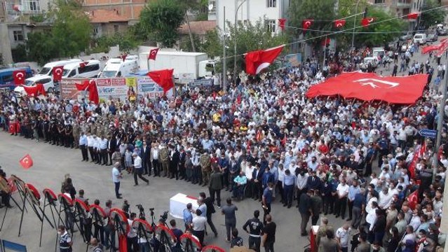 ŞEHİT UZMAN ÇAVUŞU ABLASI ÜNİFORMASI, NİŞANLISI BERESİYLE SON YOLCULUĞUNA UĞURLADI