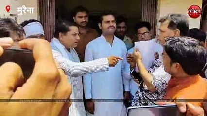 Video: सफाई कराने के लिए मिठाई के डब्बे में कीचड़ गिफ्ट की