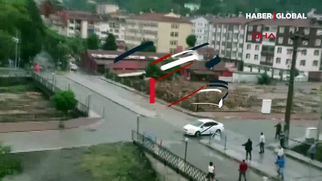 Ezine Çayı'nın taştığı ilk anlar kamerada