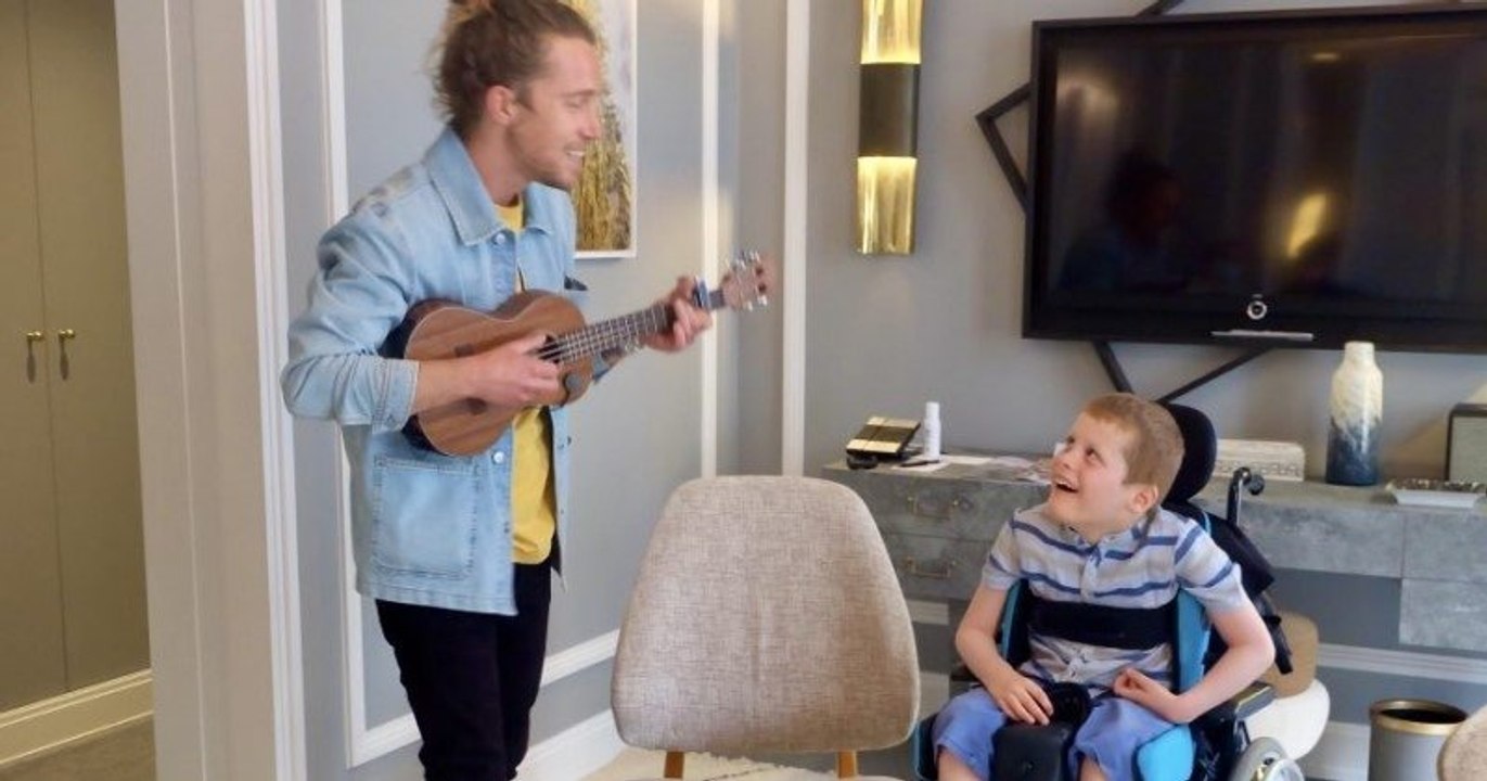 Grâce à l'association Rêves, ce garçon polyhandicapé a vu son vœu se réaliser en rencontrant Julien Doré, dont il est fan