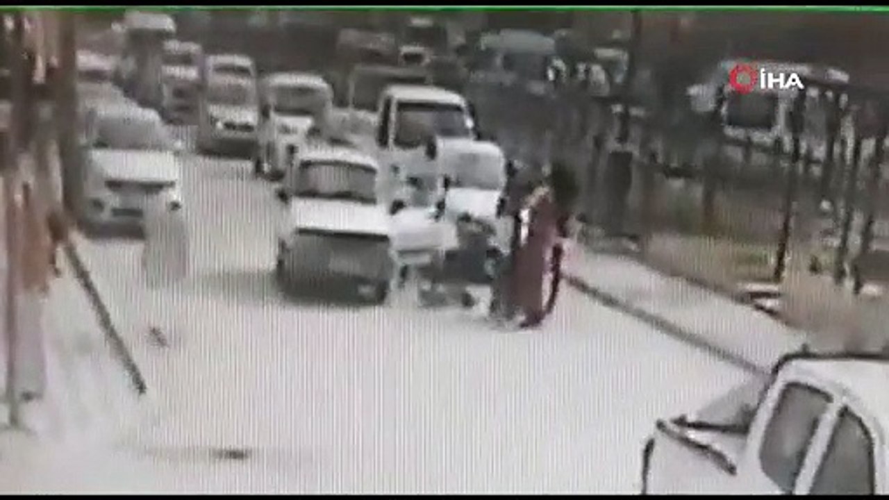 Yola fırlayan çocuk otomobilin altında kalmaktan son anda kurtuldu