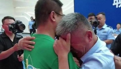 لقطة مؤثرة لأب صيني يلتقي ابنه المخطوف بعد 24 عاماً من الفراق