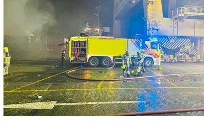 أبطال الدفاع المدني في دبي يخمدون حريق في ميناء جبل علي خلال 40 دقيقة فقط!