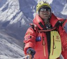 تشانغ هونغ.. كفيف صيني يتسلق أعلى قمة جبل في العالم!