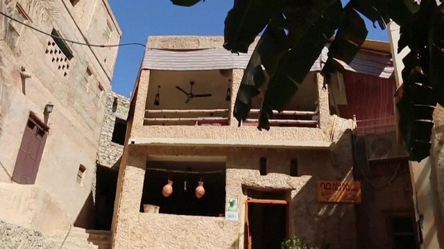 فنادق الطين.. مقصد سياحي يستقطب آلاف الزوار في القرية العمانية مسفاة العبريين