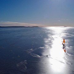 ركوب الأمواج على بحر متجمد.. رياضة نادرة يمارسها 1000 شخص فقط من حول العالم!