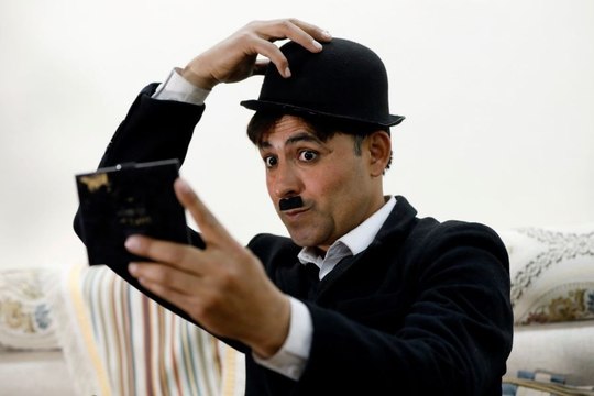 عثمان خان .. باكستاني يتقمص شخصية شارلي شابلن لإدخال السرور على المارين!