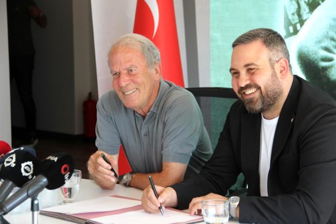 Altay, teknik direktör Mustafa Denizli ve yeni futbolcular için imza töreni düzenledi