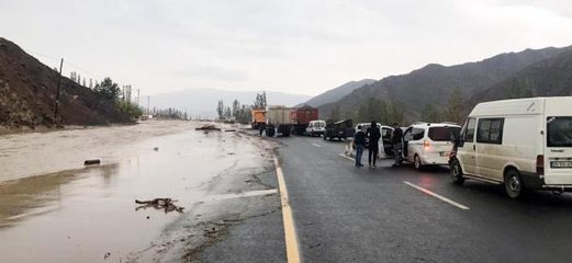 OLTU'DA 15 DAKİKA ETKİLİ OLAN DOLU VE SAĞANAK, KARAYOLUNU KAPATTI