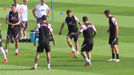 Messi treina ao lado de Neymar