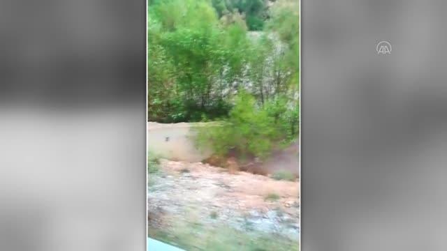 Heyelan nedeniyle 2 ilçe arasındaki kara yolu ulaşıma kapandı