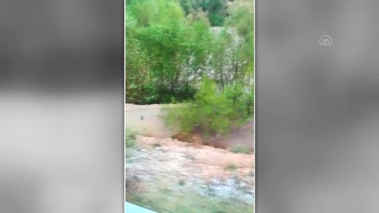 Heyelan nedeniyle 2 ilçe arasındaki kara yolu ulaşıma kapandı