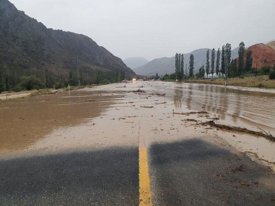 Erzurum'un Oltu ilçesinde sağanak sele dönüştü