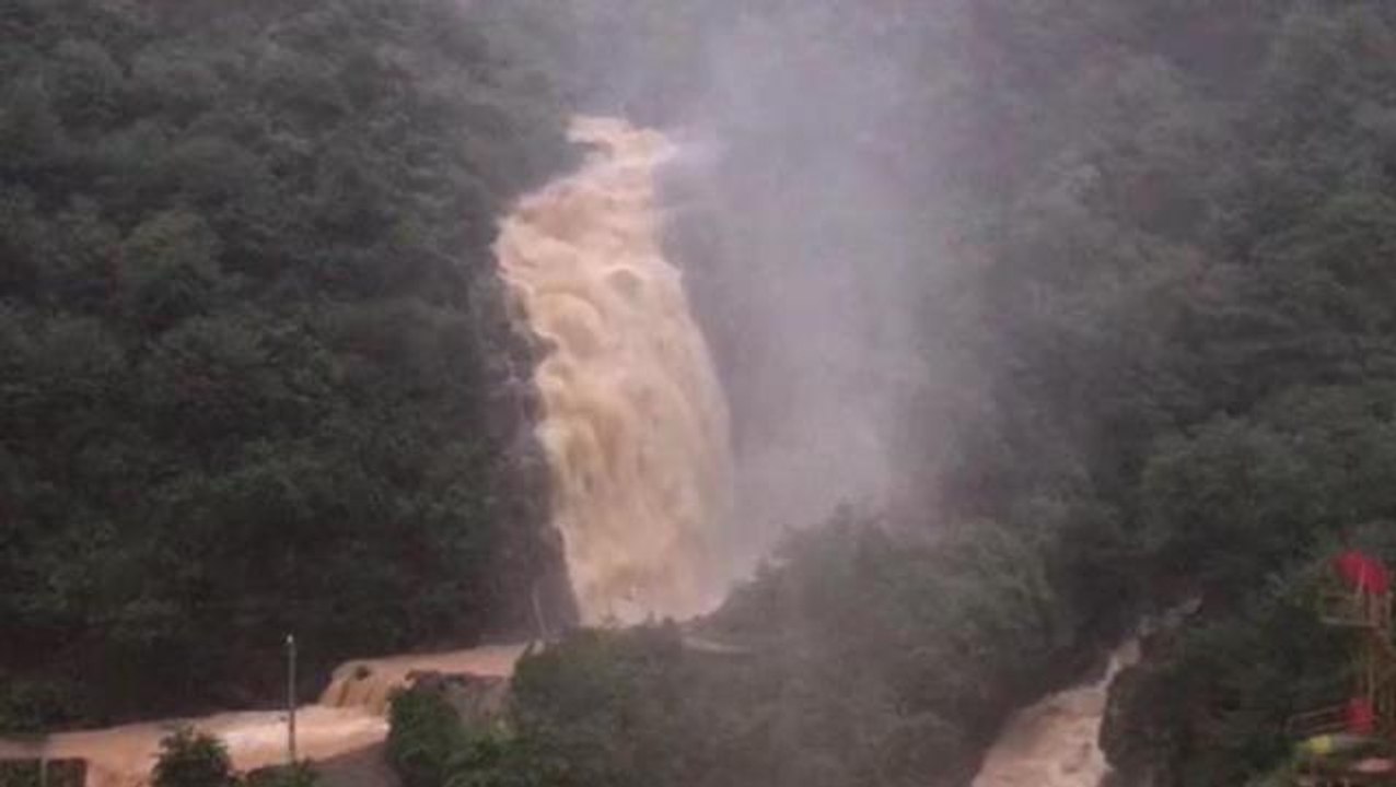 Sağanak yağışlar nedeniyle Ağaran Şelalesi taştı