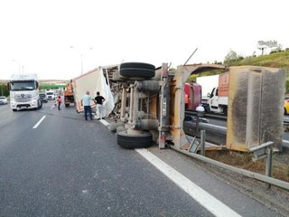 TUZLA'DA TIR KAMYONLA ÇARPIŞTI 3 YARALI