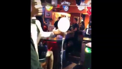 Draguer au bar avec un ballon... pas forcément la meilleure technique