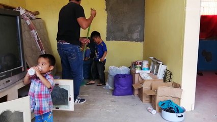 Papá soltero vela por el bien de sus cinco hijos