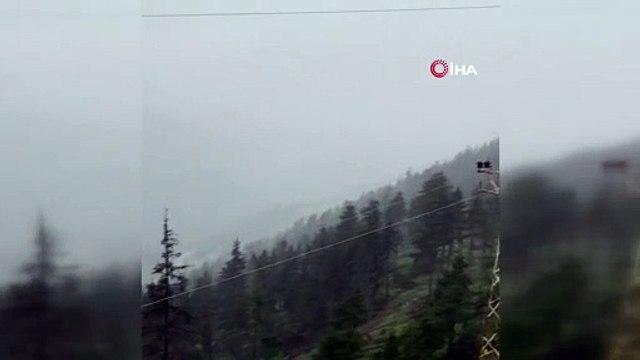 Artvin’in Şavşat ilçesinde sağanak yağış sonrası yıldırım düştü