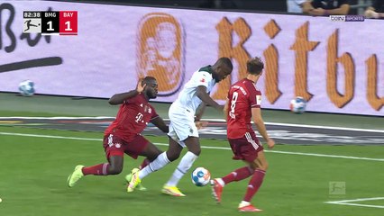 Bundesliga : Upamecano s'en sort très bien...