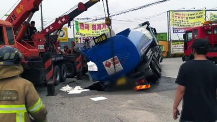 경기 의정부에서 땅 꺼짐...25톤 유조차 빠져 / YTN