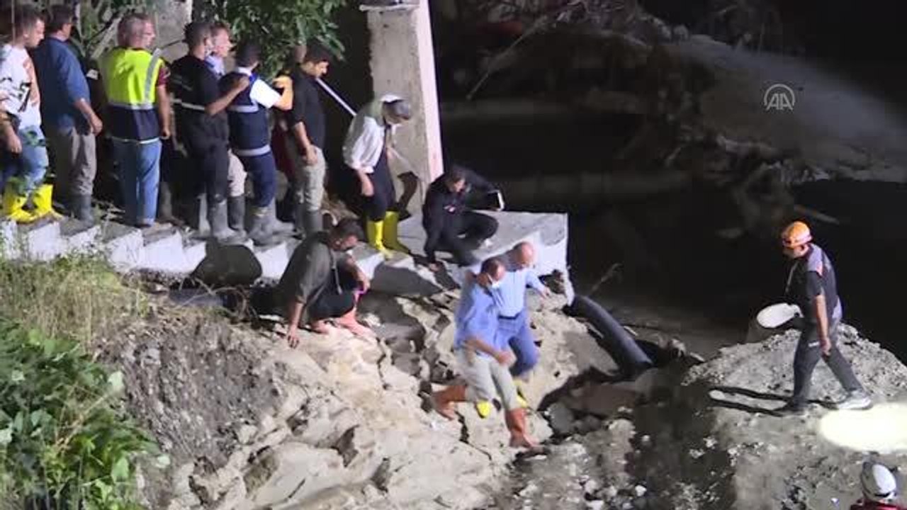 Son dakika haber | Kastamonu'nun Bozkurt ilçesinde sel nedeniyle yıkılan apartmanda arama kurtarma çalışmaları sürüyor