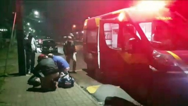 Motociclista perde o controle e sofre queda ao passar por lombada no Bairro Cascavel Velho
