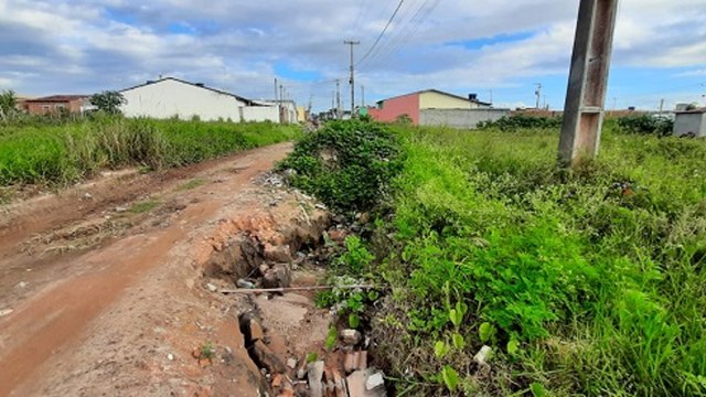 BURACOS NO BAIRRO DE PEDRAS DE FOGO