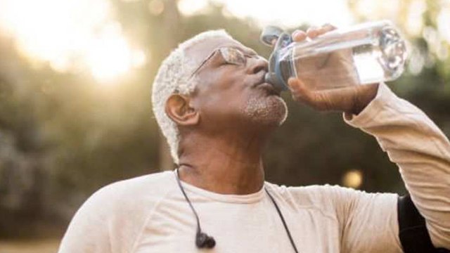 कहीं आप भी तो नहीं पी रहे हैं गलत बोतल से पानी, जानें किस चीज में पानी पीना है फायदेमंद | Boldsky