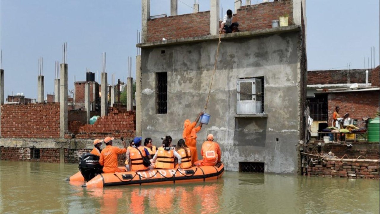 Incessant rains batter UP, causes floods in districts