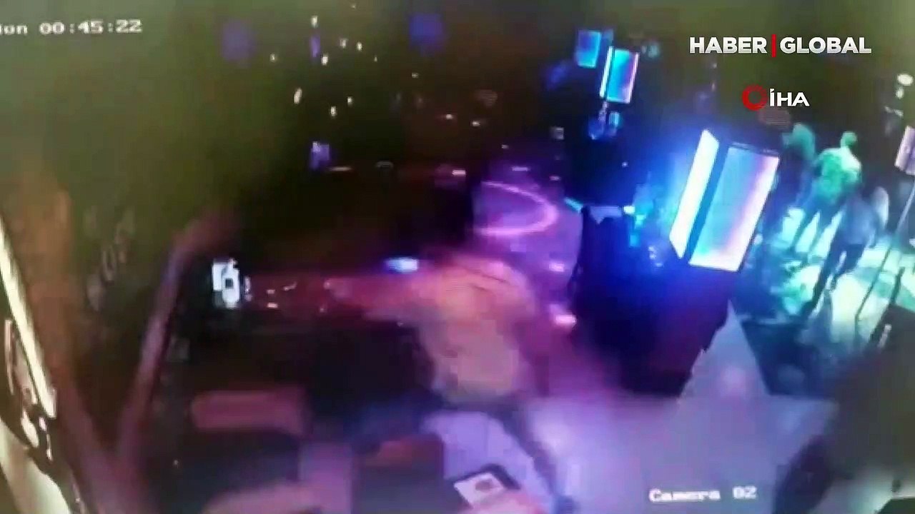 Denizli'de bir kişi eğlenmek için gittiği gazinoda kız arkadaşını görünce dehşet saçtı