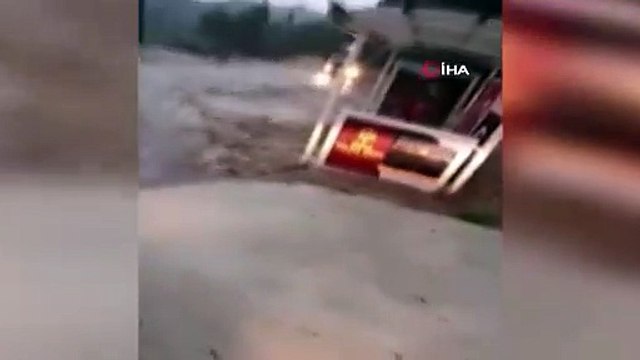 Rize'nin Çayeli ilçesinde sağanak nedeniyle şelale taştı, heyelan nedeniyle yollar kapandı