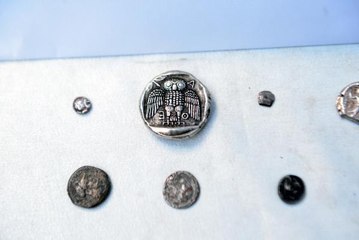 ATİNA DEKADRACHM SİKKESİNİN İMİTASYON OLDUĞUNU İDDİA ETTİ, SERBEST KALDI